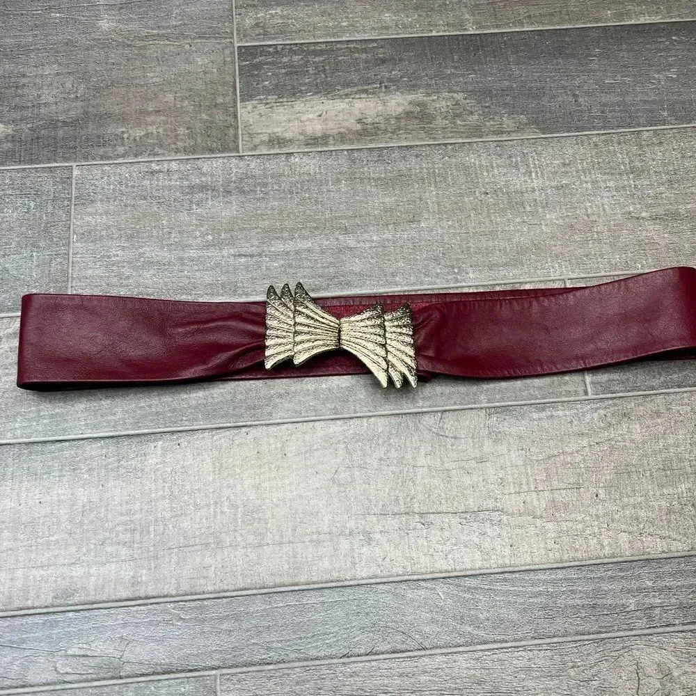 Vintage oxblood women’s Leather Belt w Ribbed stack Bow Buckle. Size Small.